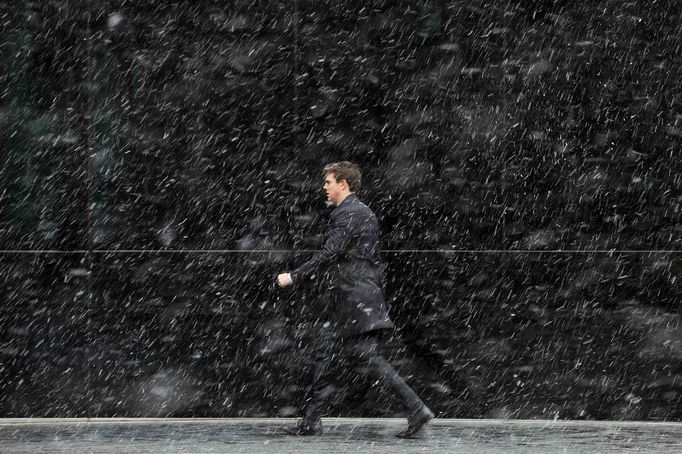 A man walks during snowfall in London March 11, 2013. REUTERS/Stefan Wermuth (BRITAIN - Tags: ENVIRONMENT) Published: Bře. 11, 2013, 11:31 dop.