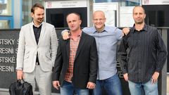Vydali Hitlerovy projevy. Lukáš Novák, Pavel Kamas a Stanislav Beer (zprava) v září 2014 po osvobozujícím rozsudku. Vlevo obhájce Robert Cholenský.