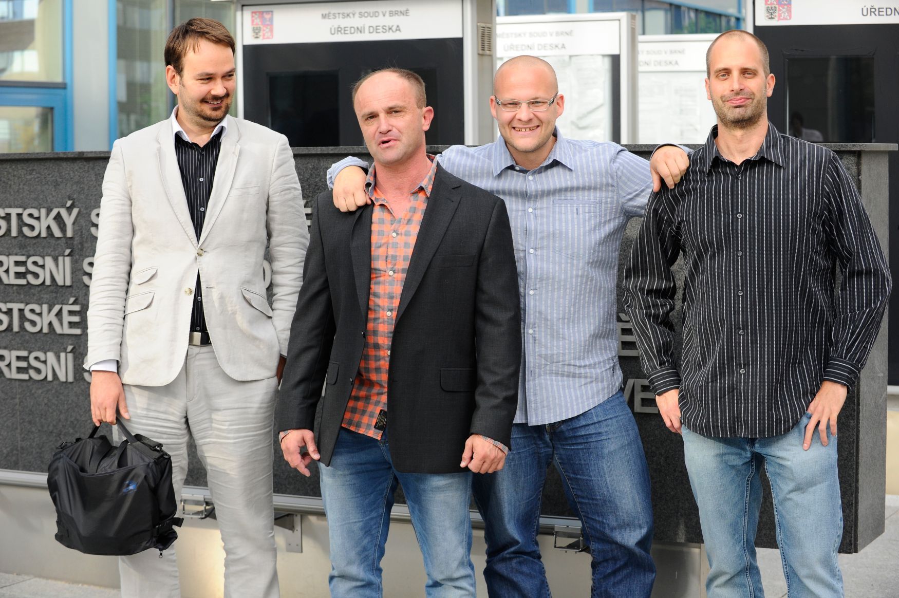 Vydali Hitlerovy projevy. Lukáš Novák, Pavel Kamas a Stanislav Beer (zprava) v září 2014 po osvobozujícím rozsudku. Vlevo obhájce Robert Cholenský.