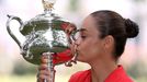 Ashleigh Bartyová s trofejí pro vítězku Australian Open 2022