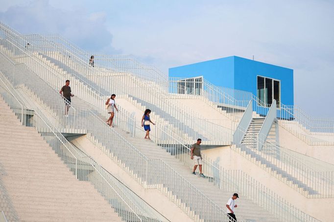 Snímek přestavěné tiranské pyramidy.