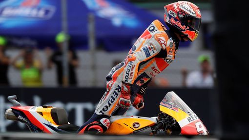 Marc Marquez slaví vítězství v závodu MotoGP ve Velké ceně České republiky