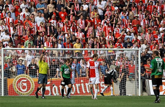 Pavol Straka (FK Jablonec) dostal za svoji nedisciplinovanost, když vstřelil gól do branky Slavie po odpískaném offsidu, žlutou kartu.