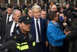 Celou středu žilo Nizozemsko parlamentními volbami. Favoritem byl šéf krajně pravicové Strany pro svobodu (PVV) Geert Wilders.