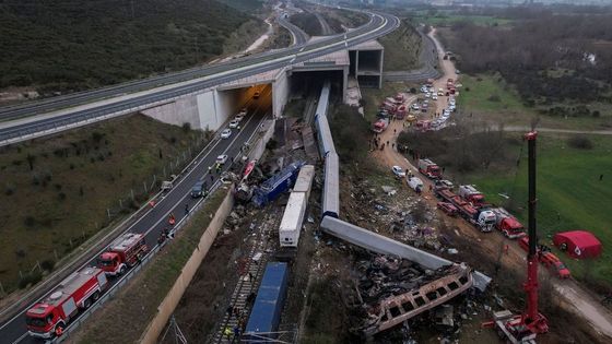 Deset strašných sekund a křik pasažérů. Fotografie ukazují rozmetaný řecký vlak