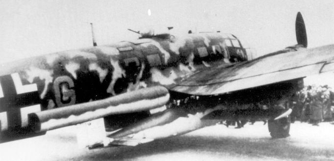 Bombardovací He 111 s podvěšenou střelou V-1.