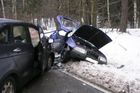 V osobním autě jedoucím od Náchoda zemřel spolujezdec. Dva řidiči byli zraněni.