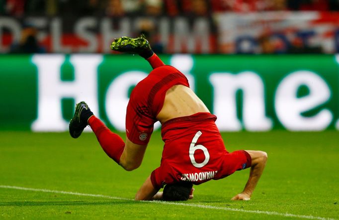 Football - Bayern Munich v Arsenal - UEFA Champions League Group Stage - Group F - Allianz Arena, Munich, Germany - 4/11/15 Robert Lewandowski celebrates after scoring th