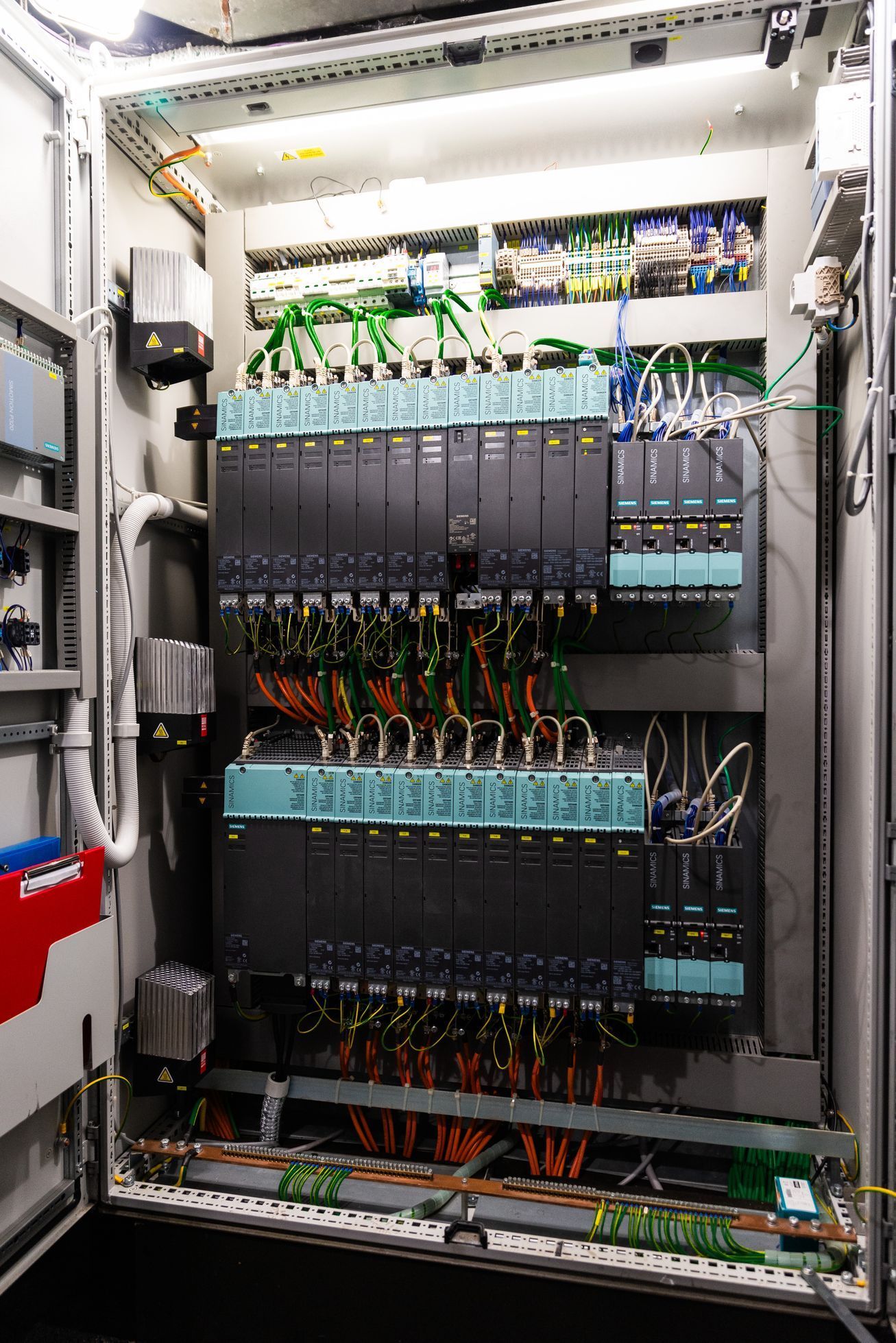 Činnost celé sochy řídí systém Siemens Simotion P320. Socha je dálkově připojena k síti Deus Machine Network, ta umožňuje vzdálený servisní a diagnostický přístup.