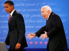 McCain se Obamovi za zády nepošklebuje. Jen se málem po skončení debaty vydal špatným směrem.