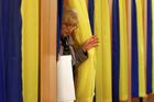 Ukrajinské volby obrazem: Hlasovali vojáci i vězni, v Praze se tvořily dlouhé fronty