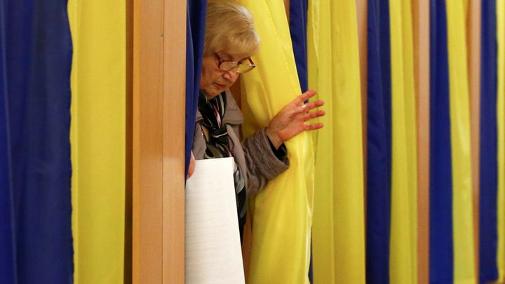Ukrajinské volby obrazem: Hlasovali vojáci i vězni, v Praze se tvořily dlouhé fronty