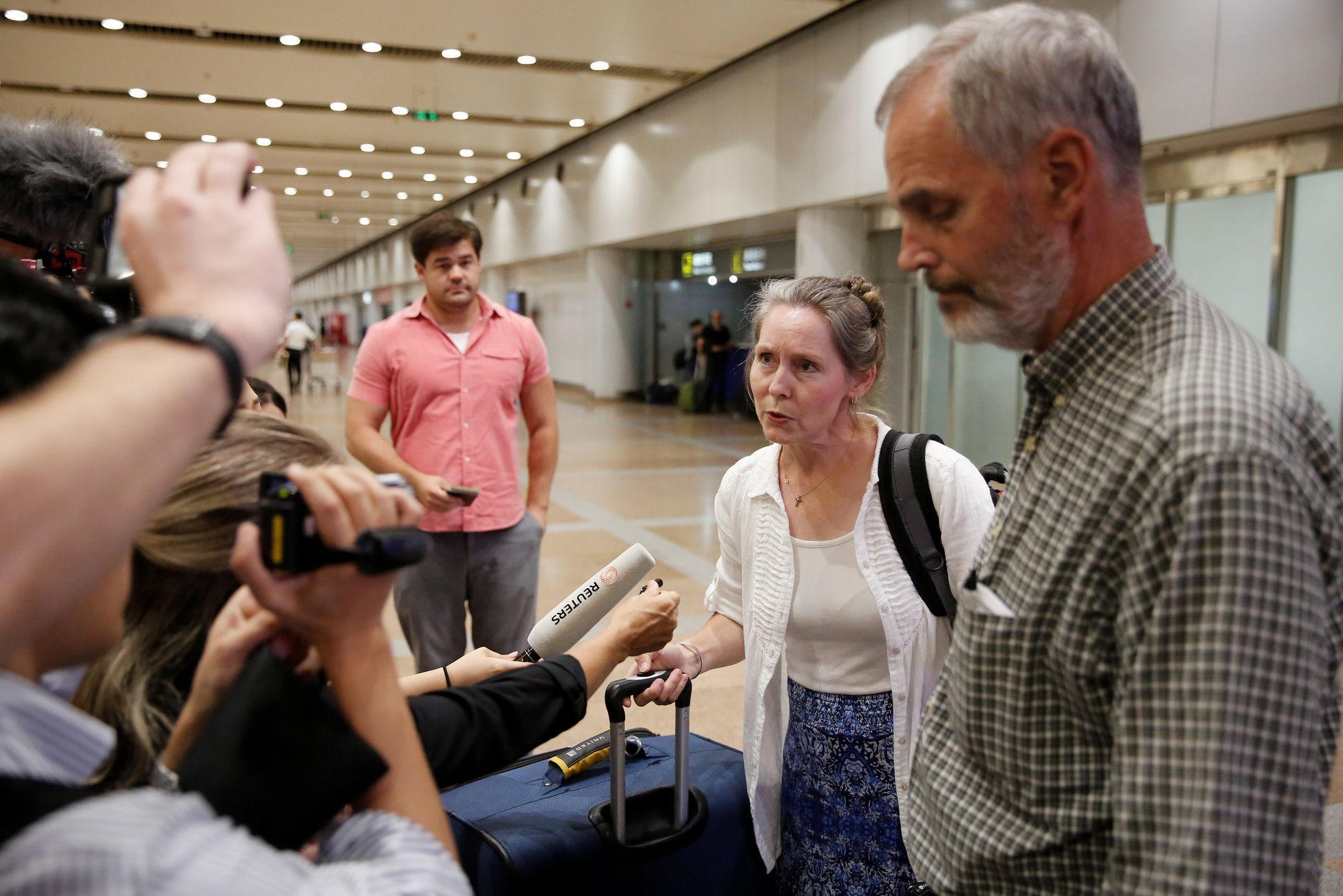 Heidi Lintonová a Rob Robinson z neziskové organizace Křesťanští přátelé Koreje na letišti v Pekingu po příletu ze Severní Koreje,