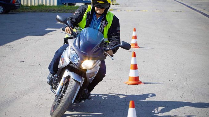 Při zkoušce bude muset žák prokázat, že umí samostatně ovládat motorku na cvičišti i v provozu.