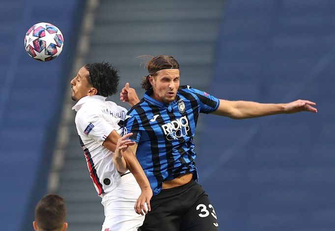 Hans Hateboer a  Marquinho ve čtvrtfinále LM Atalanta - Paris St. Germain