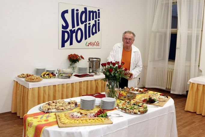 Na cateringu ve volebním štábu KSČM nešetřili. Chlebíčky, co stály na stole příliš dlouho, odnášel pán v bílém plášti rovnou do koše.