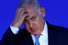 Netanjahuovi hrozí stíhání kvůli korupci. Policie vychází ze lží, předčasné volby nebudou, tvrdí