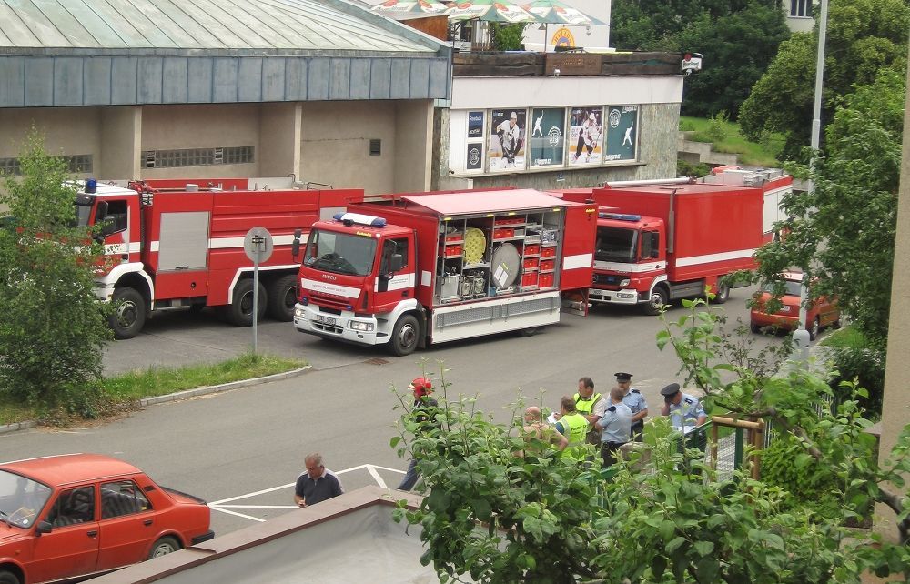 Hasiči likvidují čpavek na stadionu v pražských Vokovicích