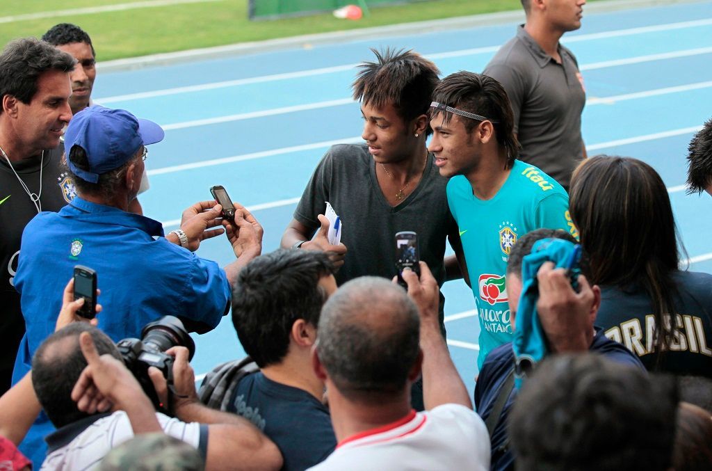 Neymar a fanoušek na tréninku brazilské fotbalové reprezentace před OH Londýn 2012