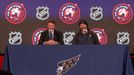 Wayne Gretzky a Alexandr Ovečkin poté, co útočník Washingtonu vyrovnal Gretzkého rekord s 894 góly v NHL