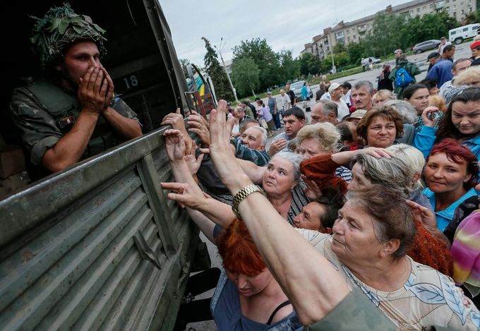 Obyvatelé Slavjansku čekají na potravinovou pomoc. Tu do stotisícového města přivezli vojáci.