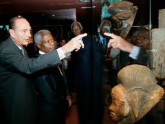 Francouzský prezident Jacques Chirac a šéf OSN Kofi Annan si prohlížejí exponáty nového pařížského muzea.