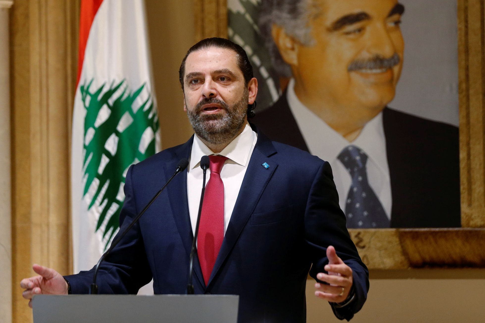 Libanonský premiér Saad Harírí oznamuje rezignaci.