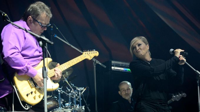 Kytarista Michal Pavlíček se zpěvačkou Bárou Basikovou na koncertu Stromboli v pražské O2 areně, prosinec 2014. Vzadu je baskytarista Jiří Veselý.