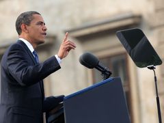 Obama řeční na Hradčanském náměstí