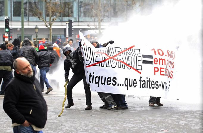 ¨ Arcelor Mittal workers from the Liege site stand behind a banner reading, "No steel industry, 10,000 jobs lost", during a demonstration outside Prime Minister Elio Di Rupo's office, where a political meeting is taking place, in Brussels January 25, 2013. ArcelorMittal, the world's largest steel producer, plans to shut a coke plant and six finishing lines at its site in Liege Belgium, affecting 1,300 employees, the group said on Thursday. REUTERS/Yves Herman (BELGIUM - Tags: BUSINESS CIVIL UNREST EMPLOYMENT) Published: Led. 25, 2013, 12:29 odp.