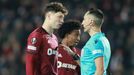 Sparta - Liverpool: Ladislav Krejčí a rozhodčí José María Sánchez