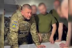 Je v zahraničí, koktal vykolejený Putin. Šéf ukrajinské armády mu vyslal jasný vzkaz