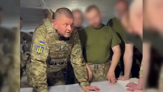 Ani mrtvý, ani v zahraničí. Ukrajinský velitel Zalužnyj Putinovi "vytřel zrak"