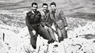 Eli Kohen (uprostřed) zachycený se svými přáteli ze syrské armády na Golanských výšinách. Snímek byl pořízený před rokem 1965.