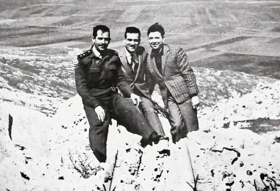Eli Kohen (uprostřed) zachycený se svými přáteli ze syrské armády na Golanských výšinách. Snímek byl pořízený před rokem 1965.
