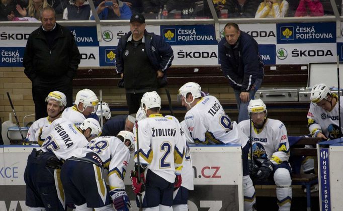 Hokejisté Kladna během oddechového času v utkání 9. kola Tipsport extraligy 2012/13 proti Zlínu.