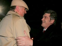 Mirek Topolánek a Viktor Juščenko se zdraví, český premiér jednal v Kyjevu o plynu