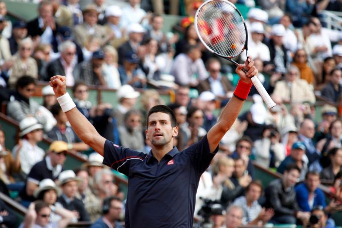 Srbský tenista Novak Djokovič se raduje z vítězství nad Švýcarem Rogerem Federerem po semifinále French Open 2012.