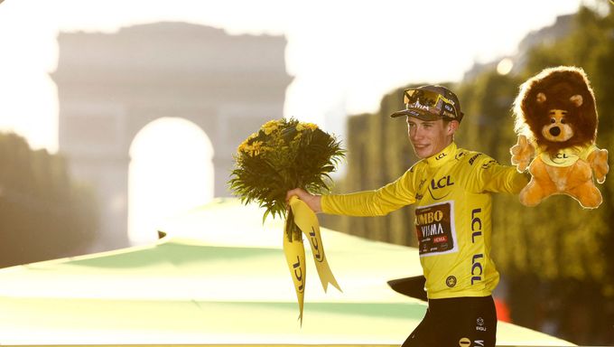 Jonas Vingegaard slaví triumf na Tour de France 2022.