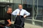Na návštěvu přijel místopředseda vlády Pavel Bělobrádek. Má spoustu otázek, třeba kdy Škodovka začne konečně vyrábět auto, kam se vejde normální lidovecká rodina se čtyřmi dětmi.