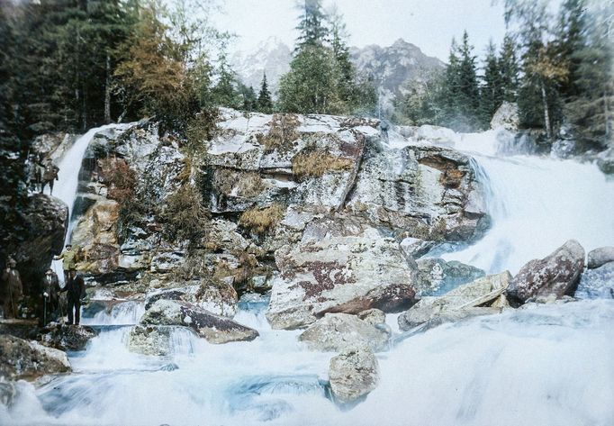 Starý Smokovec, Vysoké Tatry, 1906. Kolorovaný archivní snímek z tatranského pohoří na Slovensku.