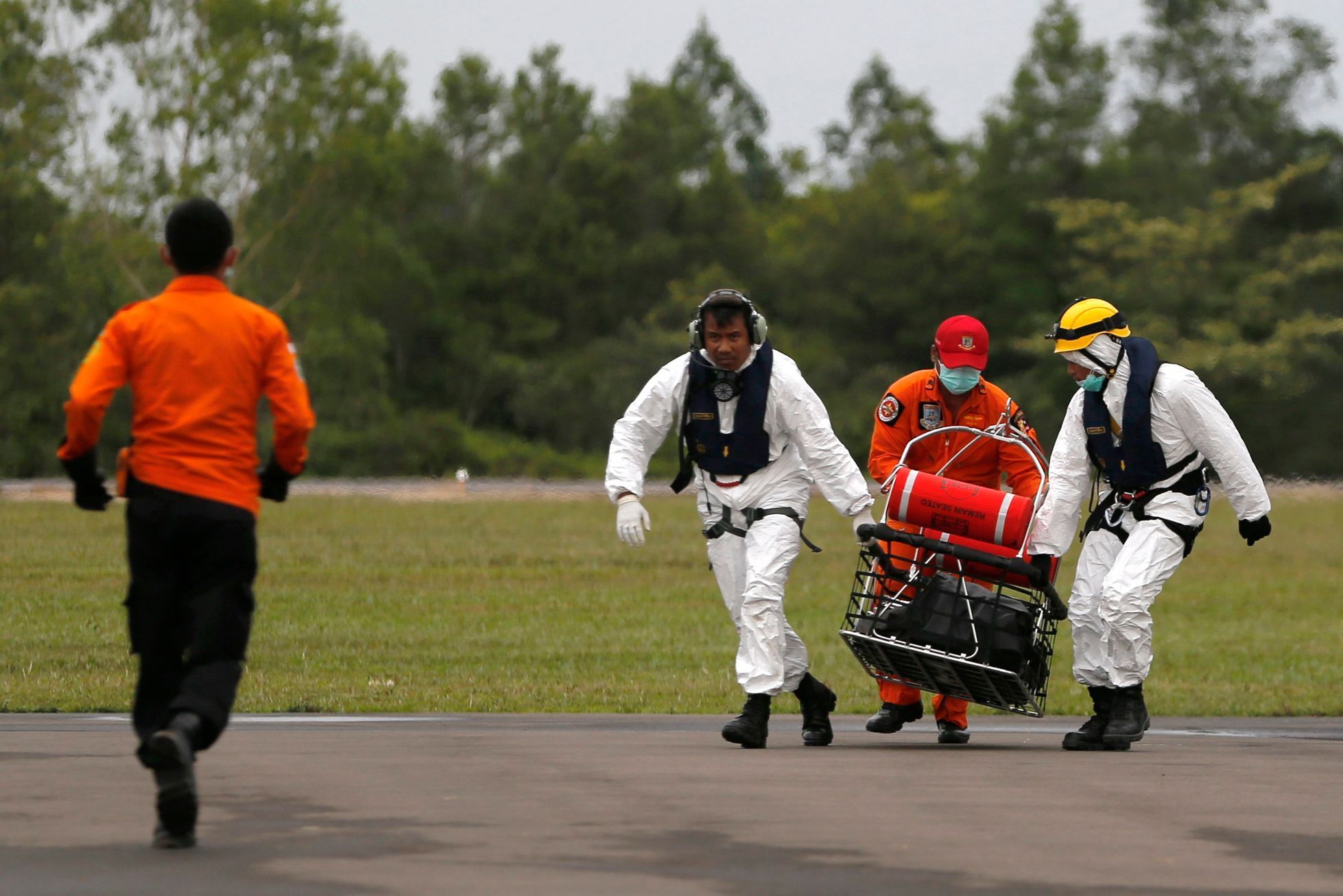 Vytahování trosek letounu airbus A320-200  letecké společnosti AirAsia