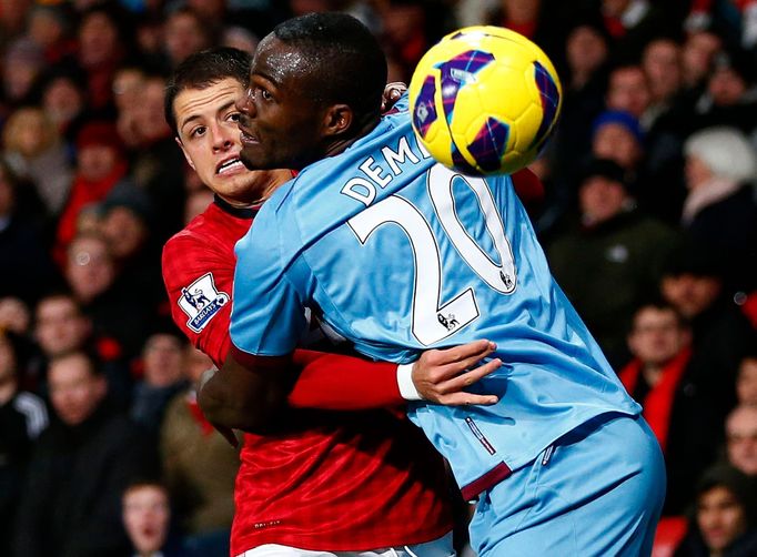 Manchester United - West Ham United (Hernandez bojuje s Demelem)