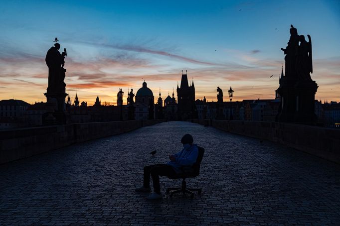 Knihu Pandemie doprovázejí reportážní fotografie Lukáše Bíby.