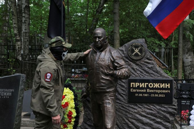 Socha Jevgenije Prigožina na Porochovském hřbitově v Petrohradu.