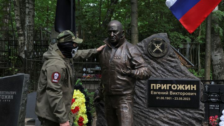 Z Prigožinova hrobu je poutní místo. Květinářka si pochvaluje, jak dobře jdou kšefty