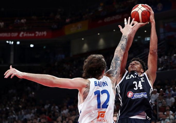 Ondřej Balvín a Giannis Antetokounmpo v zápasu MS 2019 Česko - Řecko