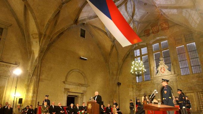 Ceremoniál udílení vyznamenání se tradičně koná ve slavnostně vyzdobeném Vladislavském sále na Pražském hradě.