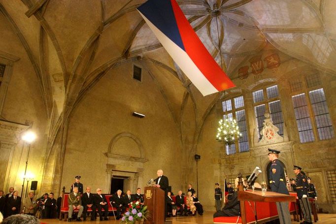 Ceremoniál udílení vyznamenání se tradičně koná ve slavnostně vyzdobeném Vladislavském sále na Pražském hradě.