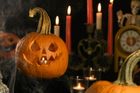 Kvíz: Halloween není jediný strašidelný svátek. Kde obětovávají rum a kopou mrtvoly?